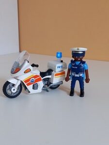 Policier et moto lumineuse