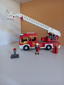 Camion de pompier ou hélicoptère de secours lumineux et sonore