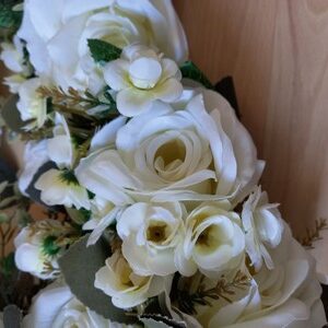 9031 – Couronne fleurs artificielles blanches