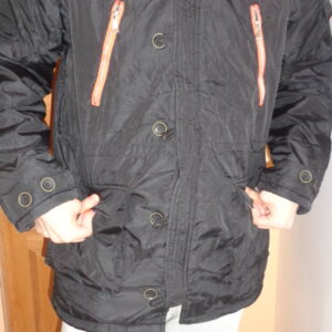 6823 – manteau noir a capuche neuf