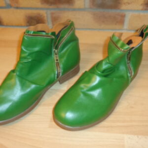 8192 – chaussures vertes de femme neuve en état