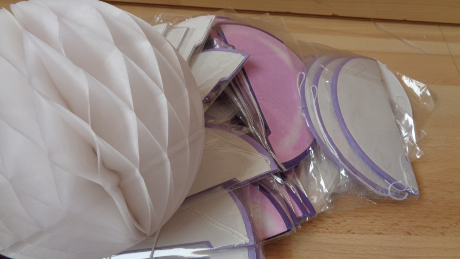 0941 – Boule en papier alvéolée mauve ou blanc neuve . – Image 11