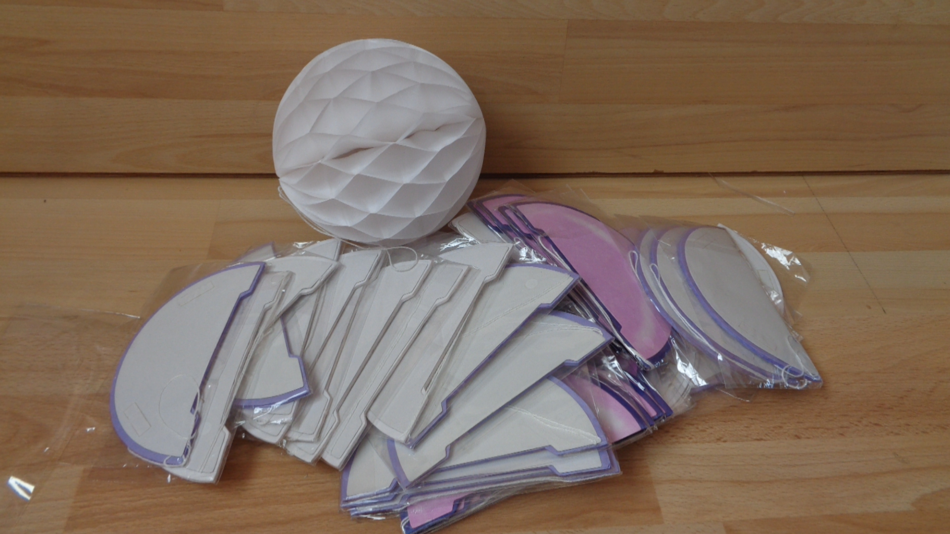 0941 – Boule en papier alvéolée mauve ou blanc neuve . – Image 10