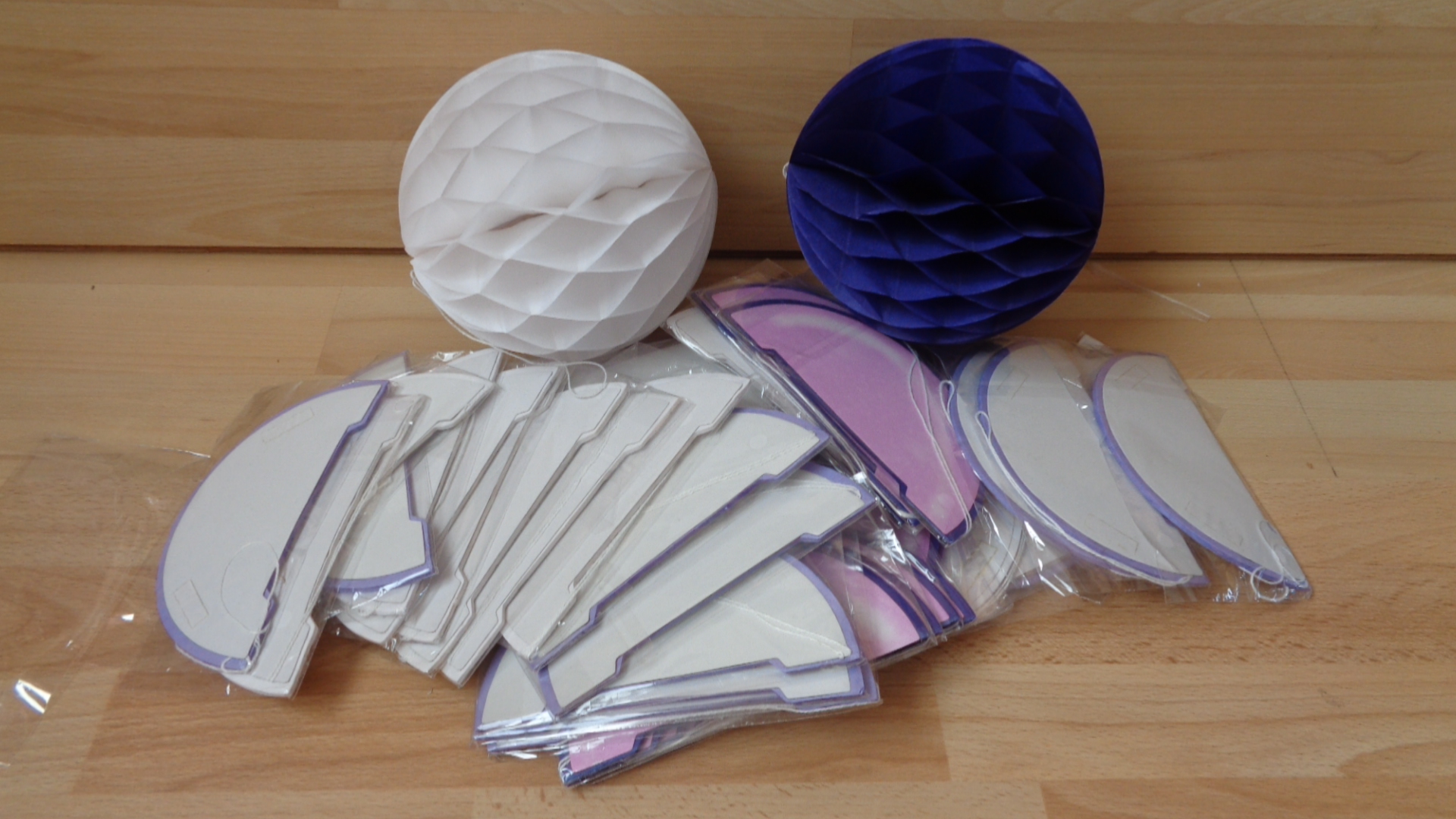0941 – Boule en papier alvéolée mauve ou blanc neuve . – Image 9