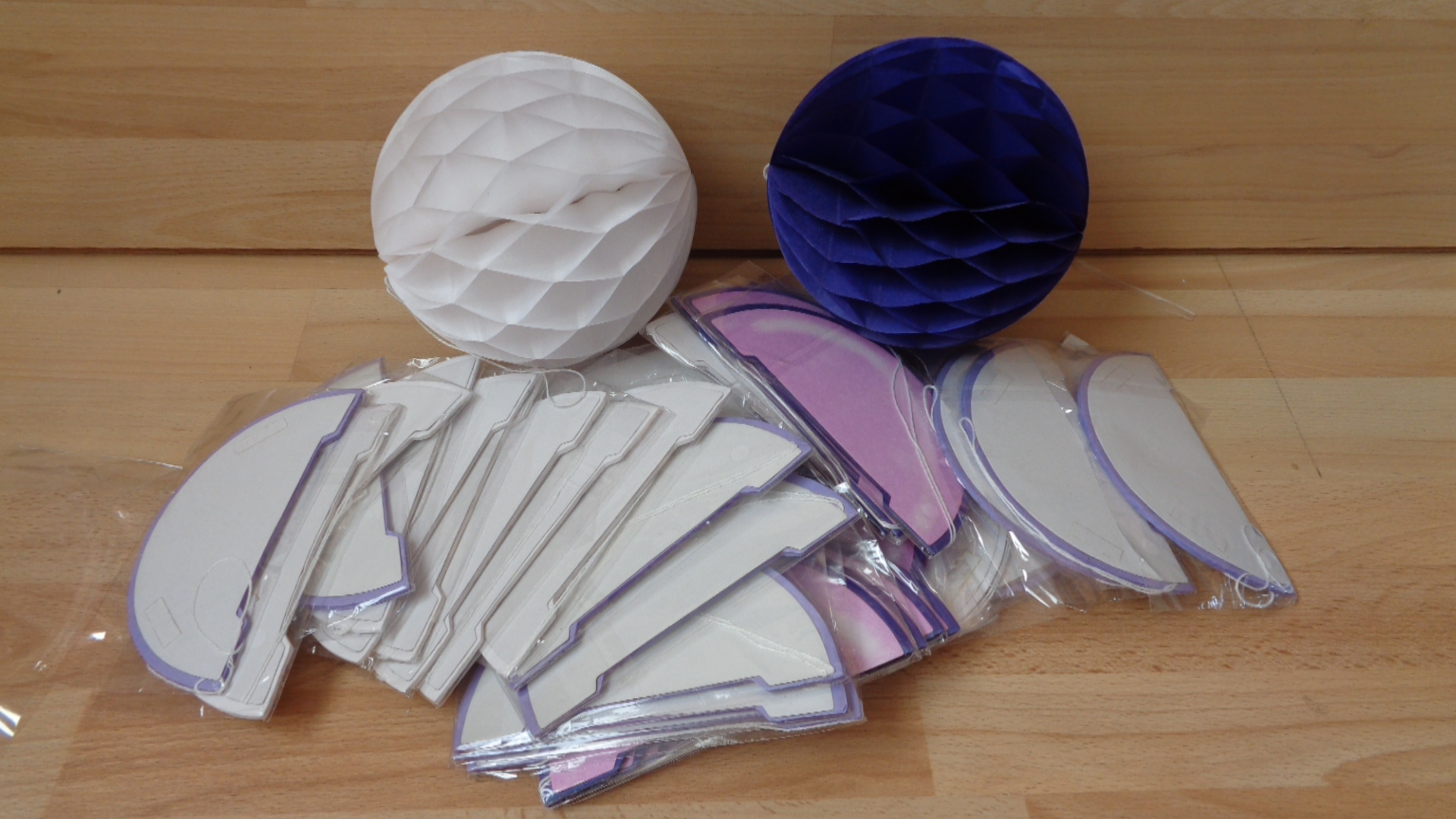 0941 – Boule en papier alvéolée mauve ou blanc neuve . – Image 8