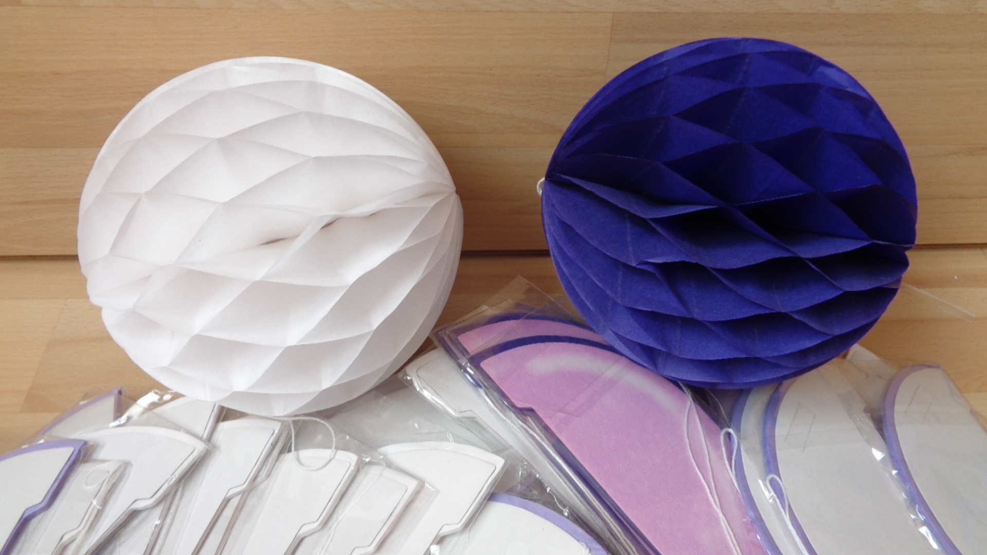 0941 – Boule en papier alvéolée mauve ou blanc neuve . – Image 7