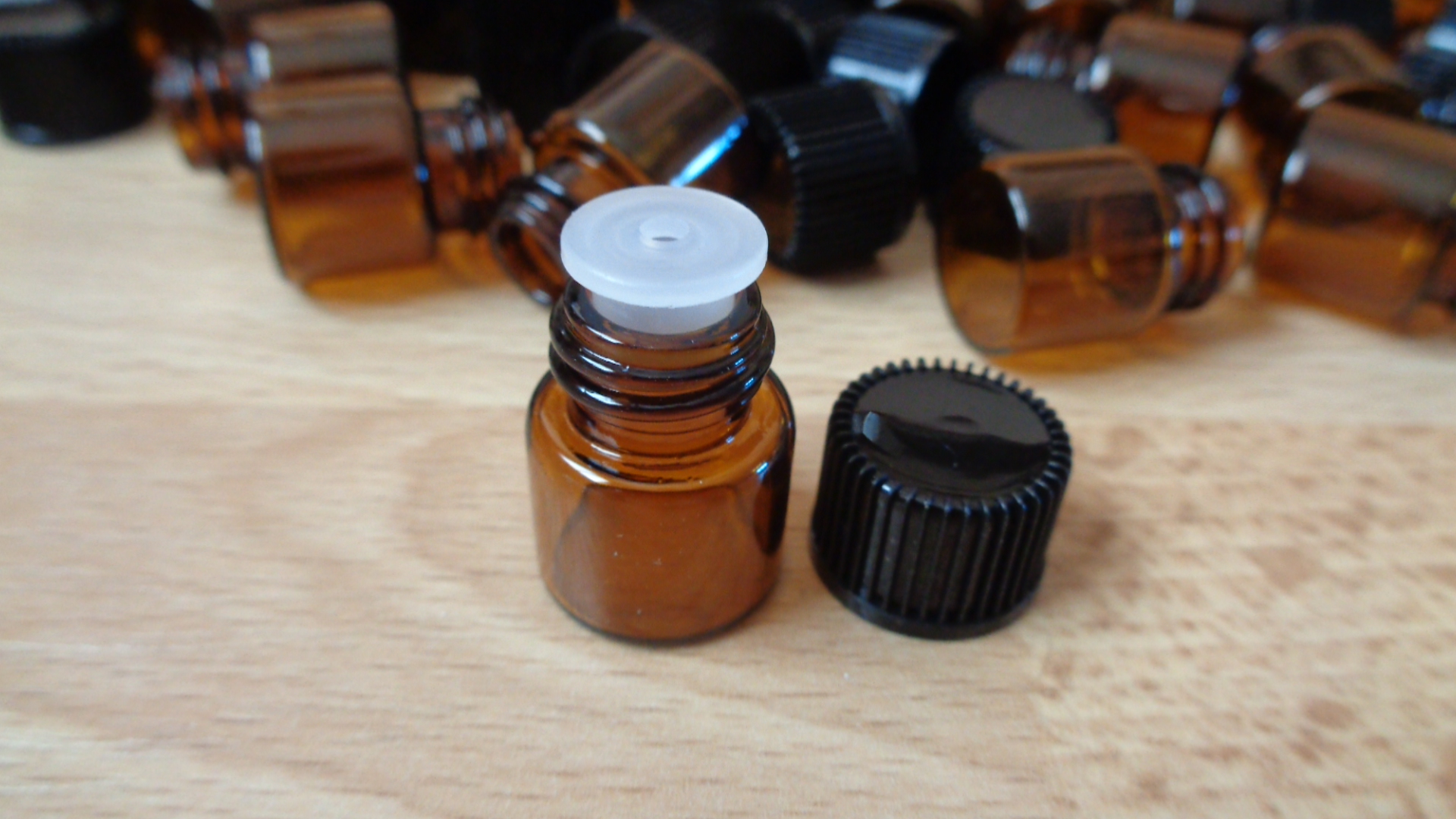 1071 – 10 Mini bouteilles en verres ambre de 1ml neuf – Image 4