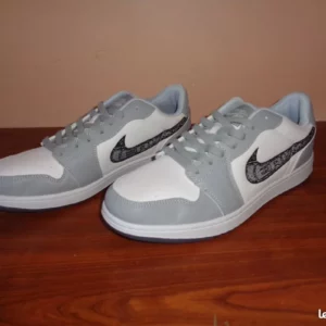 1390 – Basket blanche nikedior T 43/44  neuve