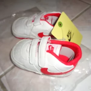 1347 – basket nike blanche enfant T : 21 neuve