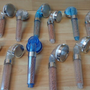 1402 – divers pommeaux de douche avec filtre neufs
