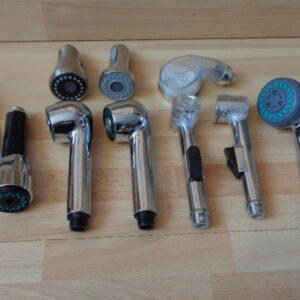 1404 – divers pommeaux de douche et embouts neufs