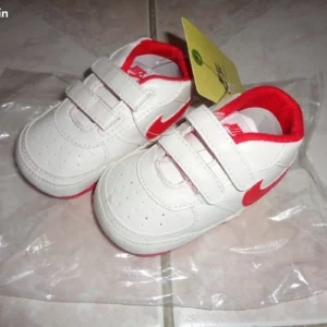 1347 – basket nike blanche enfant T : 21 neuve