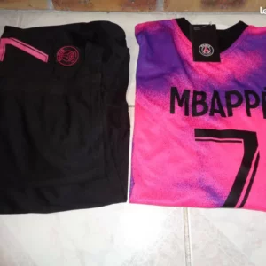 1428 – tee shirt + short de foot M bappé neufs