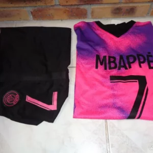 1428 – tee shirt + short de foot M bappé neufs