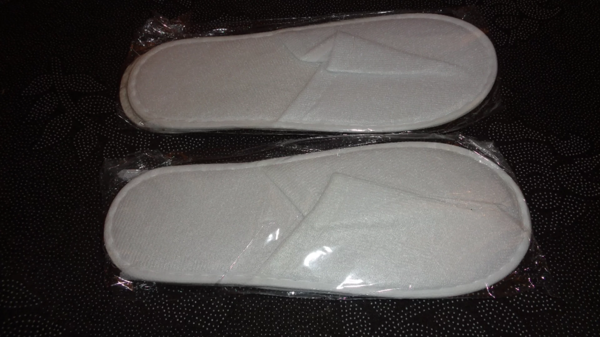 1989 – 4 Paires de Chaussons Unisexe neufs – Image 2