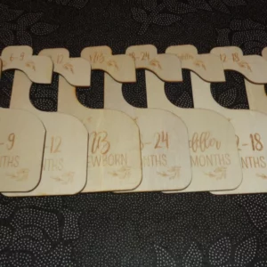1988 –  8 Séparateurs de Placard pour Bébé en Bois neuf