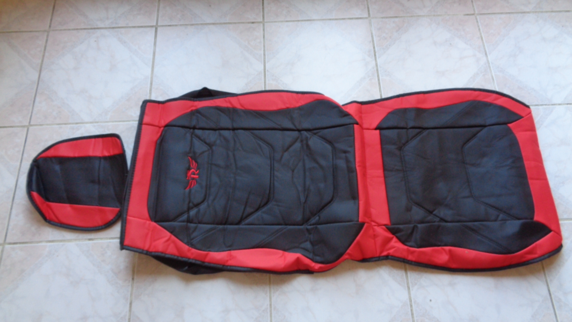 2302 – Une Housse de siège avant universelle noir et rouge en cuir PU pour voiture neuve – Image 9