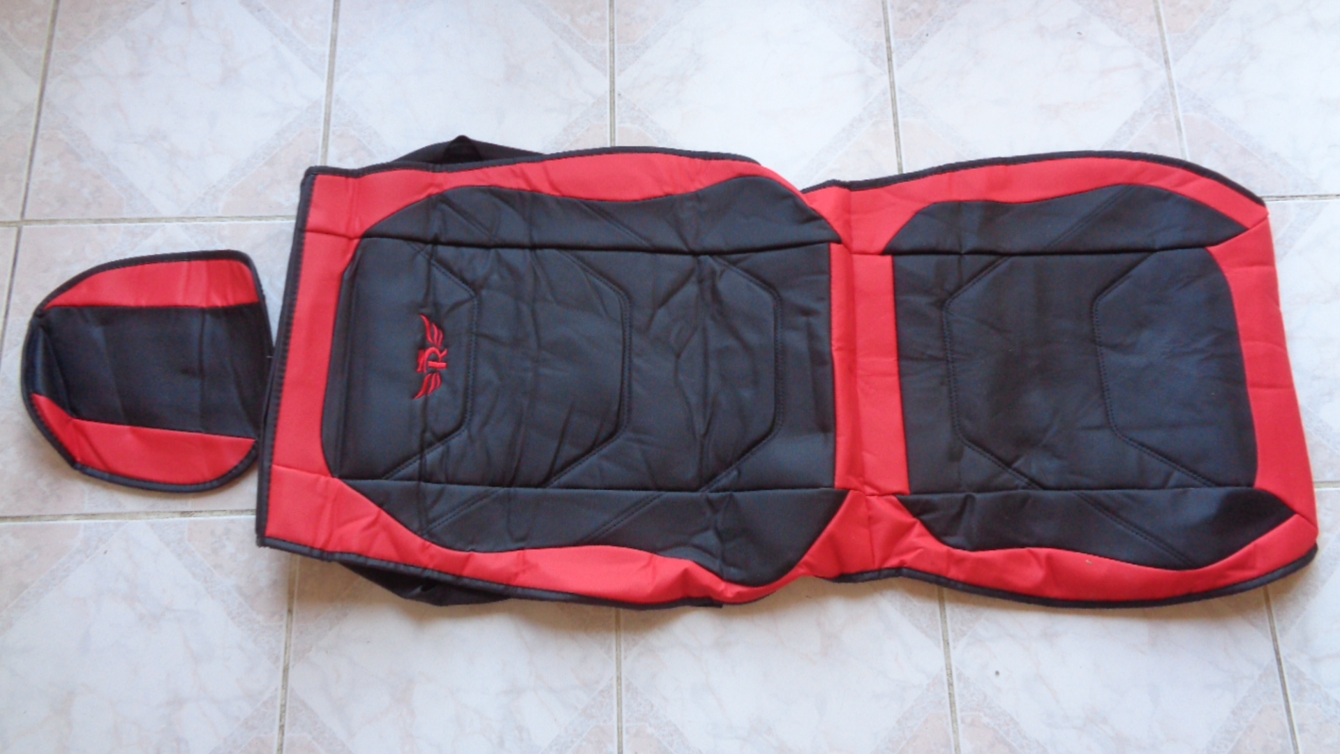 2302 – Une Housse de siège avant universelle noir et rouge en cuir PU pour voiture neuve – Image 5