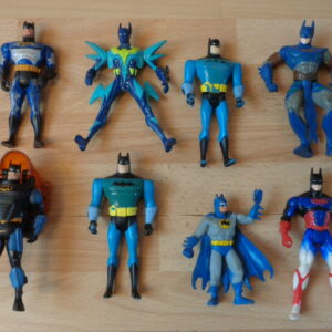 2446  – Figurines batman bleues divers