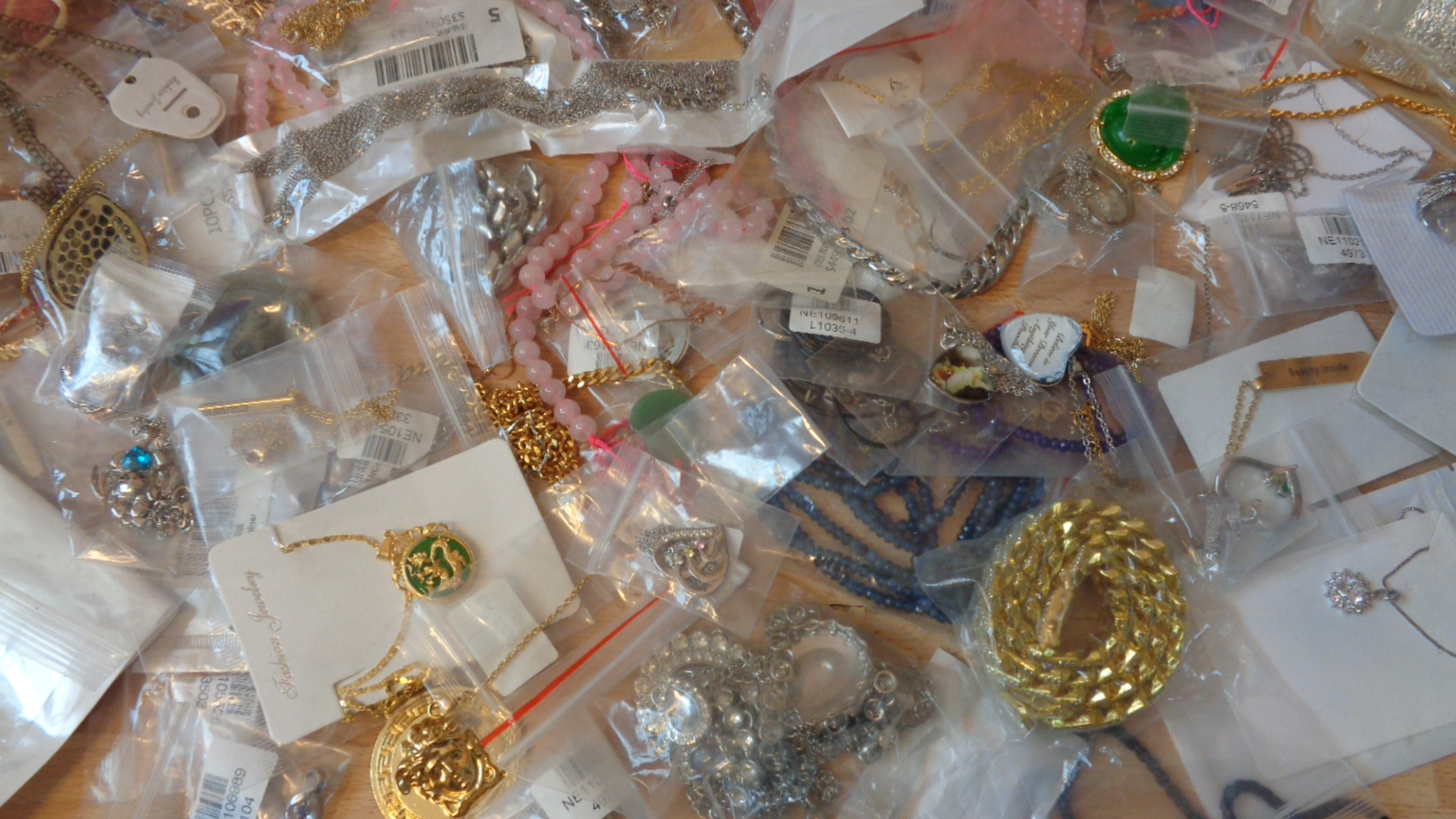 2449 – Lot de colliers divers neufs – Image 3