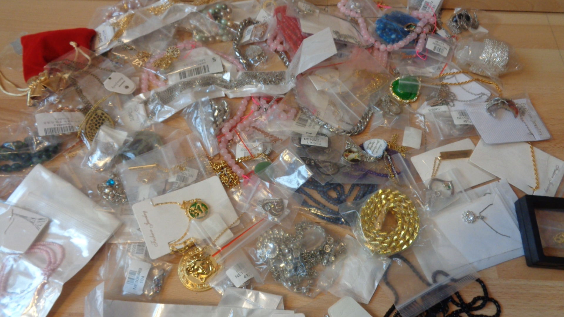 2449 – Lot de colliers divers neufs – Image 2