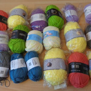 2477 – lot de pelotes de laines neuves