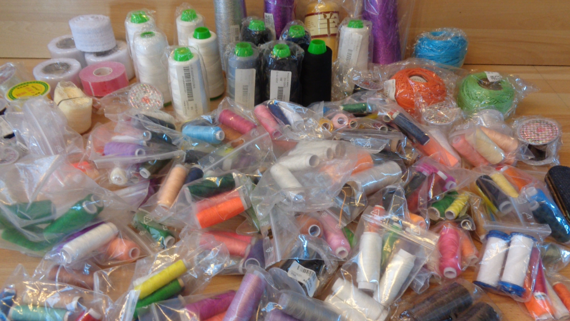 2478 – lot bobines de fil pour couture neuves – Image 10