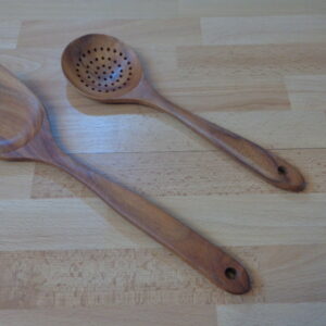2638 – Lot spatule et écumoire de cuisine en bois neuf