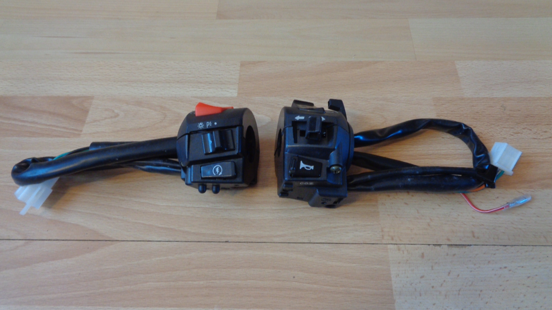 2672 – Lot de 2 interrupteurs universels pour guidon de moto neuf – Image 5