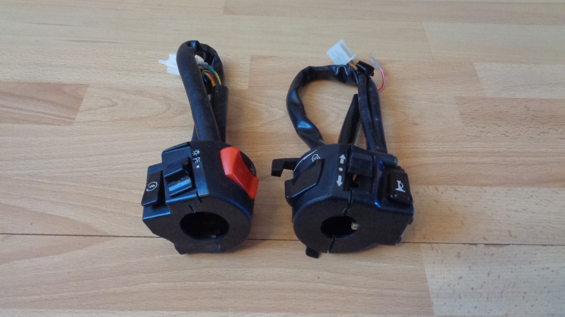 2672 – Lot de 2 interrupteurs universels pour guidon de moto neuf – Image 4