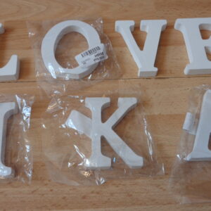 2688 – Lettres de l&rsquo;alphabet en bois blanc de 8 cm neuve