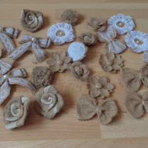 2803 – Lot de 24 fleurs et nœuds en toile de jute neuf