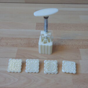 2943 – 4 Moules à gâteau tampons carrés  neufs